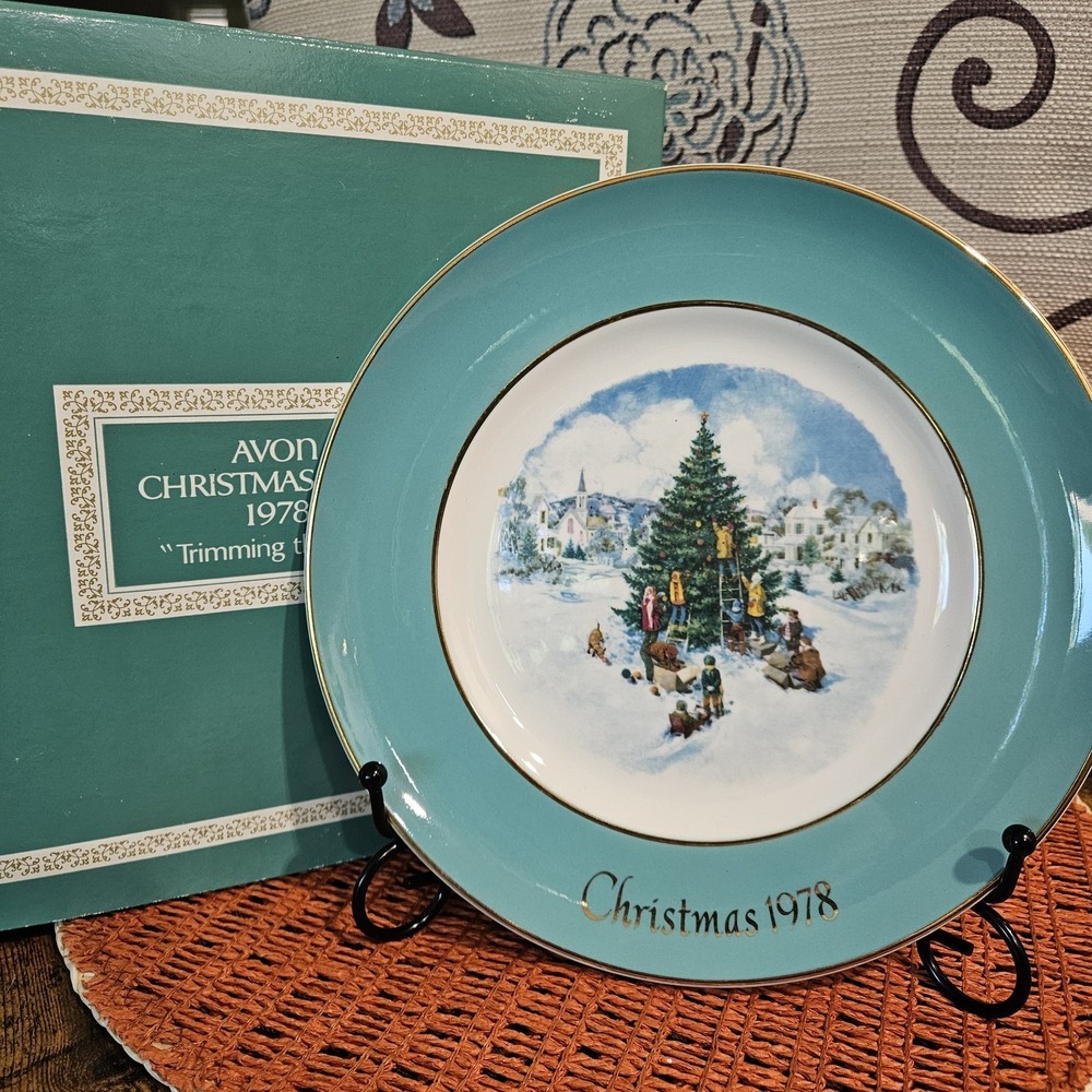 1978 Avon Christmas Decorative Plate By Wedgwood "Trimming The Tree" 8.75 Inches